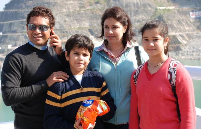 famous star sachin tendulkar with family